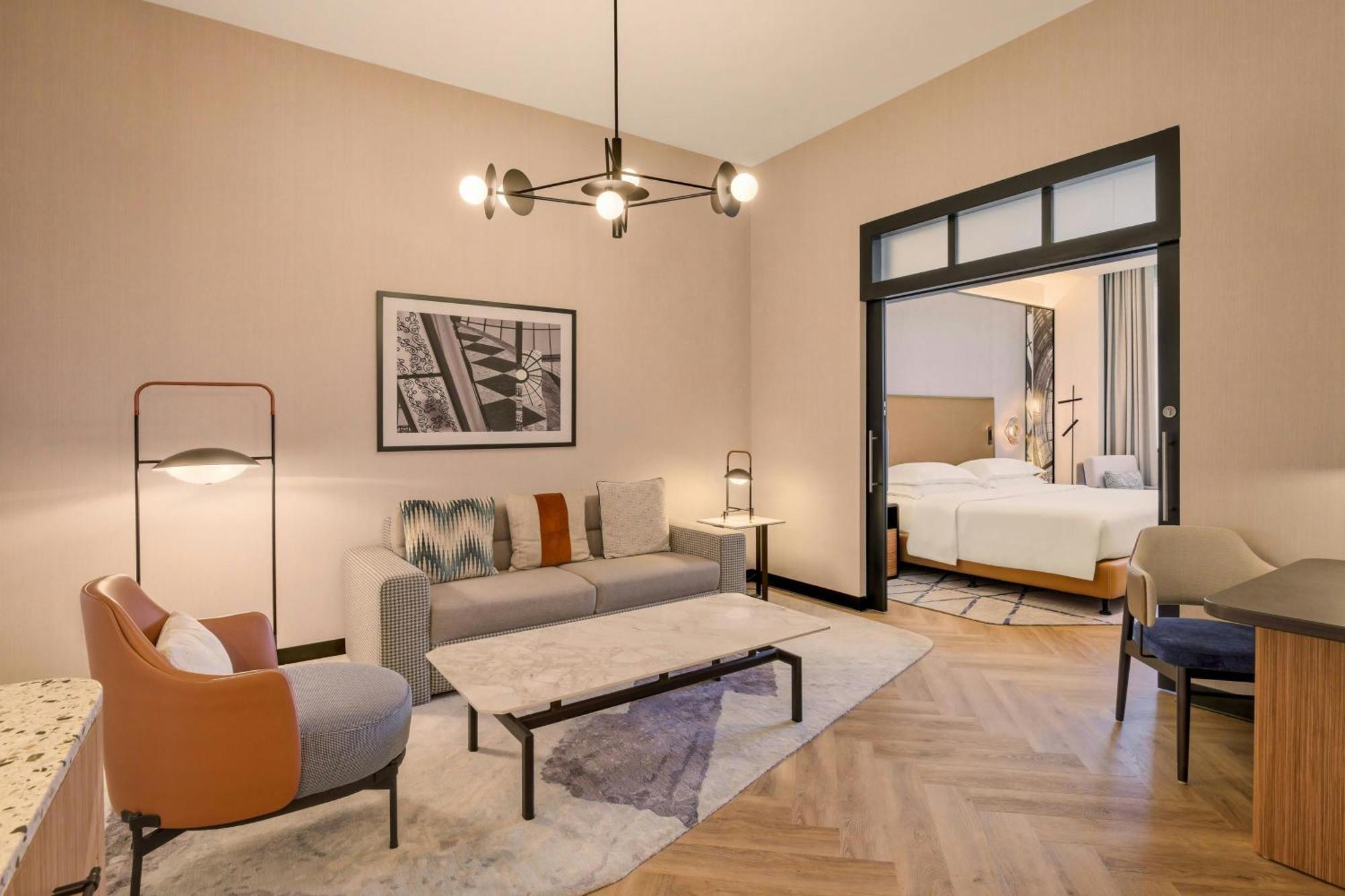 Grand Deluxe 1 Bedroom Suite, Sofa bed - Club lounge Access including Breakfast, Evening Cocktail hours & Soft Refreshments & Canapes