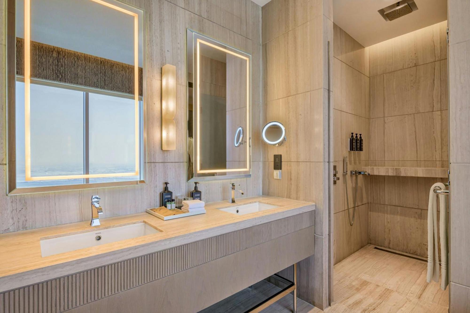 Presidential 1 Bedroom Suite Club lounge Access including Evening Cocktail hours & Soft Refreshments & Canapes
