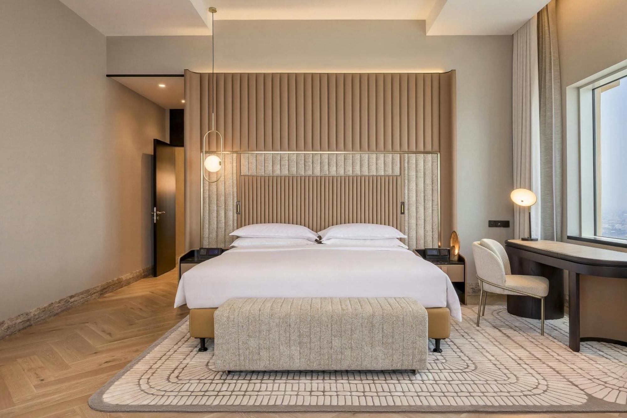 Presidential 1 Bedroom Suite Club lounge Access including Evening Cocktail hours & Soft Refreshments & Canapes